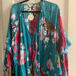 BNWT GORGEOUS FLORAL BLOUSE